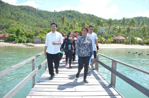 Menteri Kelautan dan Perikanan, Susi Pudjiastuti : Sayang Kalau Pantai Seindah ini Tidak ada Penghuninya